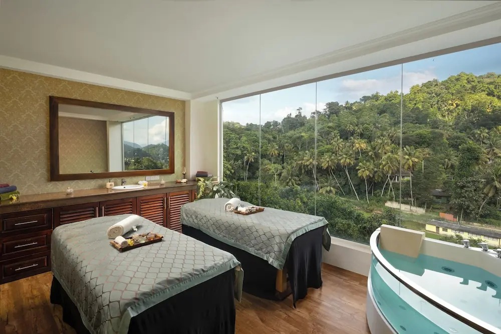 هتل گلدن کرون کندی